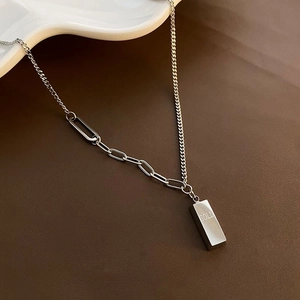 Collier barre argentée moderne avec chaîne asymétrique et pendentif gravé GOLD
