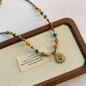 Collana di perline in acciaio al titanio boho con occhio di tigre e ciondolo sole