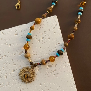 Collana in acciaio al titanio con perline di pietra naturale e ciondolo a girasole