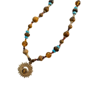 Collana boho con pendente a sole in occhio di tigre naturale e perline colorate