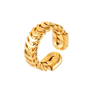 Bague ouverte dorée avec maillons tressés et structure 3D minimaliste sur fond blanc pur