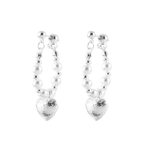 Elegant silver heart earrings featuring gradient pearls and textured metal pendant charms