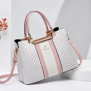 Rosafarbene und weiße Monogramm-Handtasche mit goldener Hardware und Schultergurt
