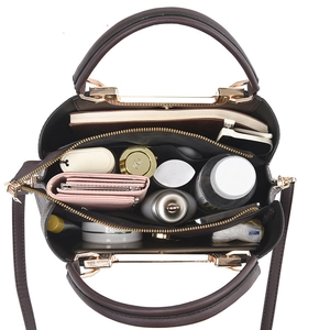 Dunkelbraune Handtasche mit großem Fassungsvermögen und mehrlagigen Innenfächern