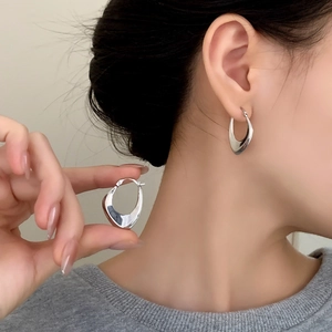 Minimalist geometric U-shaped metal earrings in polished silver for a sleek modern look