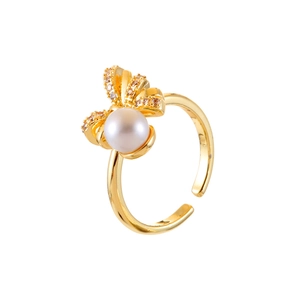 Adjustable gold ribbon ring with sparkling cubic zirconia and center pearl detail