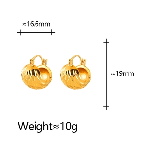Retro golden hoop earrings with textured rhombus pattern and secure click closure