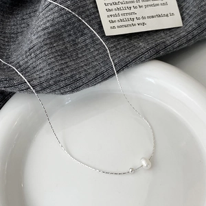 Minimalistische silberne Halskette mit glänzendem Süßwasserperlen-Anhänger an feiner Kette