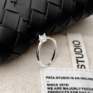Bague ajustable en argent avec zircon rond et texture ondulée au design minimaliste