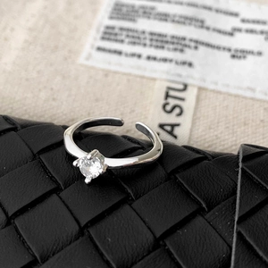 Bague ouverte argentée minimaliste avec un seul zircon et anneau ajustable design