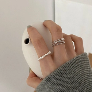 Bague perle minimaliste de style français avec anneau métallique texturé argenté chic