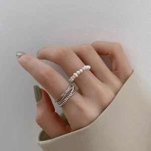 Bagues en argent style français avec perles d'eau douce portées à la main