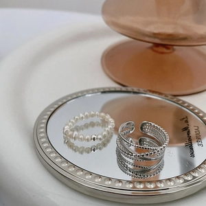 Ensemble de bagues en argent de style français avec perles d'eau douce sur plateau