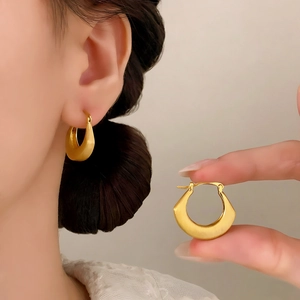 Boucles d'oreilles créoles dorées en U avec finition mate brossée style français