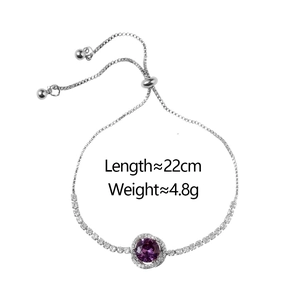 Détail d'un bracelet réglable en argent avec zircon violet et accents de diamants