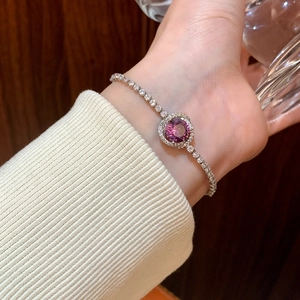 Bracelet élégant en argent avec un zircon violet rond et des accents de diamants
