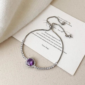 Bracelet ajustable en argent avec un grand zircon violet et un entourage de pierres brillantes