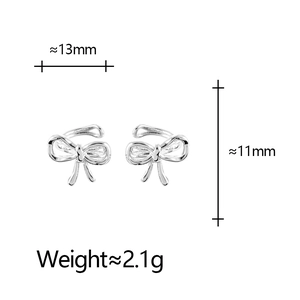 Dettaglio ear cuff a fiocco argento con dimensioni precise di 13 mm di larghezza e 11 mm di altezza