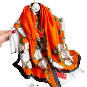 Luxuriöser orangefarbener Seidenschal mit weißem Kamelien-Print und schwarzem Rand