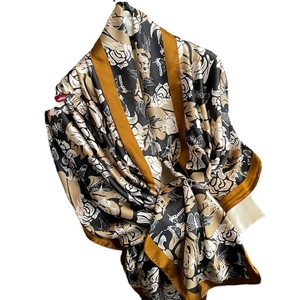 Écharpe de luxe avec imprimé rose et papillon en style châle élégant avec bordure dorée
