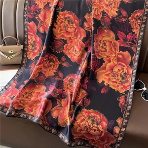 Écharpe de luxe à grand imprimé floral avec pivoines orange sur un fond noir élégant