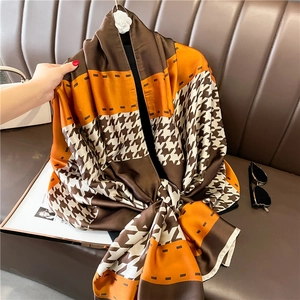 Élégant foulard en soie géométrique à motif pied-de-poule et rayures orange
