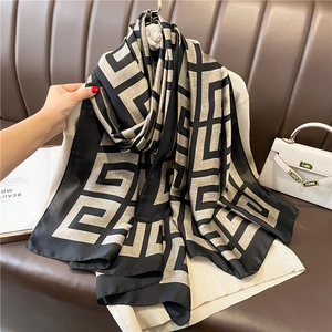 Élégant grand foulard en soie aux motifs géométriques noir et beige pour femmes
