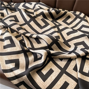 Écharpe de luxe en soie avec motif labyrinthe noir et beige et drapé élégant