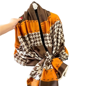Écharpe de luxe surdimensionnée en soie avec motif pied-de-poule et patchwork contrasté