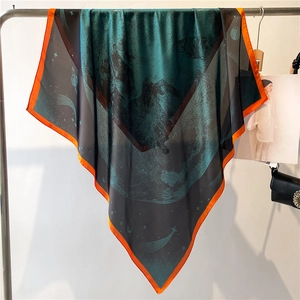 Carré de 90 cm en imitation soie avec motif cosmos vert foncé et ourlet orange