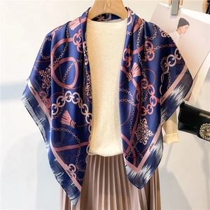 Foulard aspect soie bleu marine avec imprimé pompon sur un pull en maille élégant