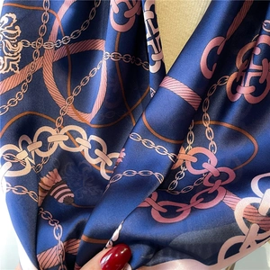 Écharpe en soie bleu marine avec imprimé chaîne rose doré et motif vintage élégant