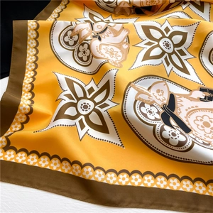 Vista detallada del pañuelo de seda con estampado de conejo y textura suave