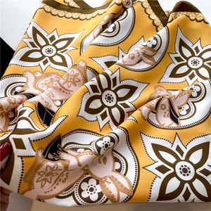 Detalle de bufanda de seda con estampados florales amarillos y diseño de conejo lindo