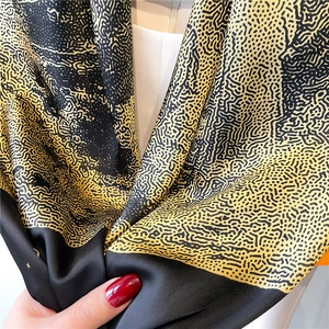 Carré de soie de 90cm avec motifs dorés élégants et bordures en satin noir chic