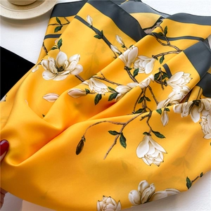 Élégant foulard en soie jaune avec motif magnolia et bordure gris foncé carré 90cm