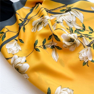 Écharpe en soie à motif magnolia jaune avec bordure noire sur fond blanc élégant