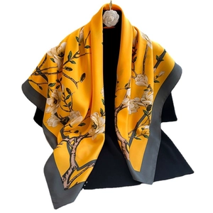 Élégant foulard en soie jaune avec imprimé floral de magnolia blanc et bordure grise