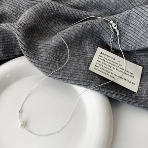 Minimalistische Süßwasserperlen-Halskette an feiner Silberkette mit verstellbarem Verschluss