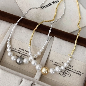 Colliers de perles de style français élégants en or et argent sur une boîte à bijoux de luxe