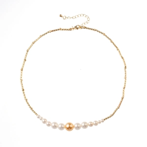 Collier élégant en or avec perle dorée centrale et perles blanches en dégradé
