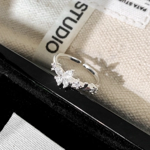 Bague papillon ouverte en argent avec des accents de zircone cubique étincelants