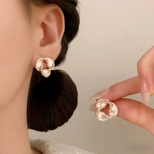 Vintage-Goldohrringe mit Zirkonia und Champagnerperlen, am Modell präsentiert