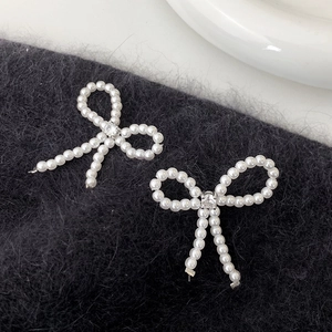 Boucles D'oreilles Puces Nœud En Künstliche Perles Blanches Design Tissé Avec Zircon Style Français Élégant Pour Femmes