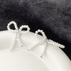 Élégantes boucles d'oreilles nœud en perles avec strass scintillant pour un look chic