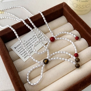 Élégant collier long en perles style français avec perles rouges et nœuds papillon