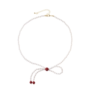 Collier de perles à nœud de style français avec perles d'agate rouge et fermoir doré
