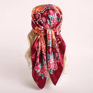 Foulard en satin de soie avec roses rouges et motifs baroques porté comme bandeau