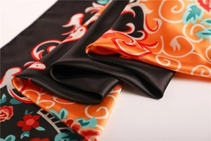 Vue détaillée de la texture satinée et de l'imprimé floral sur ce foulard en soie