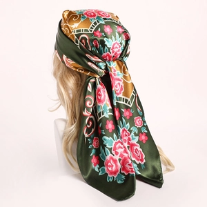 Détail d'un foulard en satin à fleurs vintage porté en turban sur un mannequin à cheveux d'or